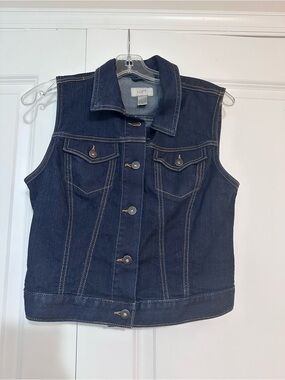 Excellent Condition Loft size XS Dark Wash Denim Vest w/ Dual Flap Pocket